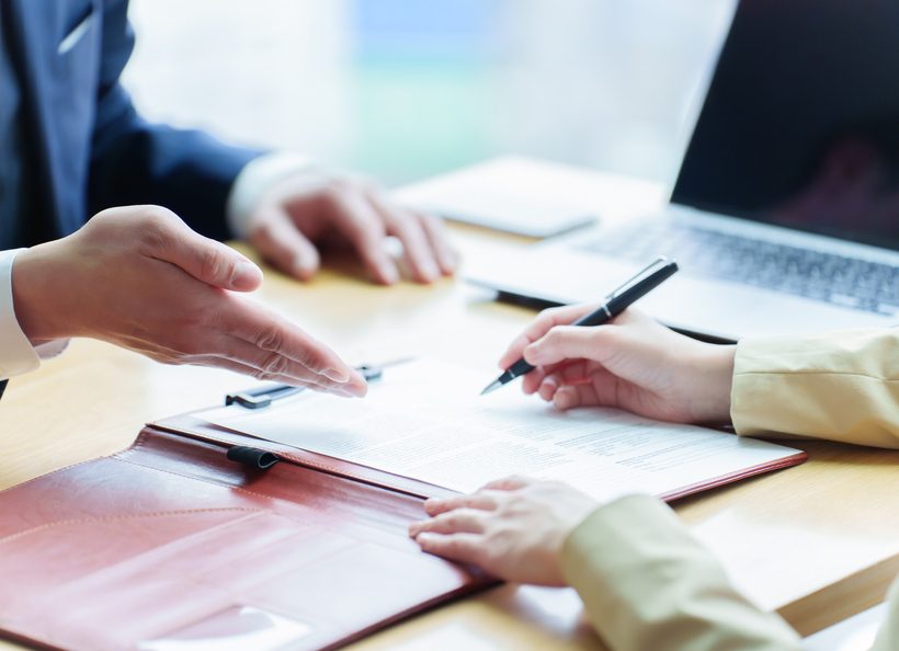 書類をチェックしている画像