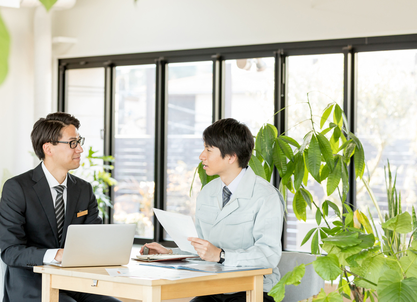 ビジネスマンが会話をしている画像