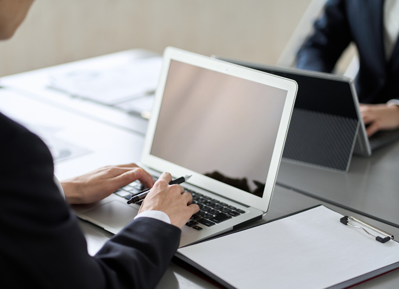 PC作業をする画像