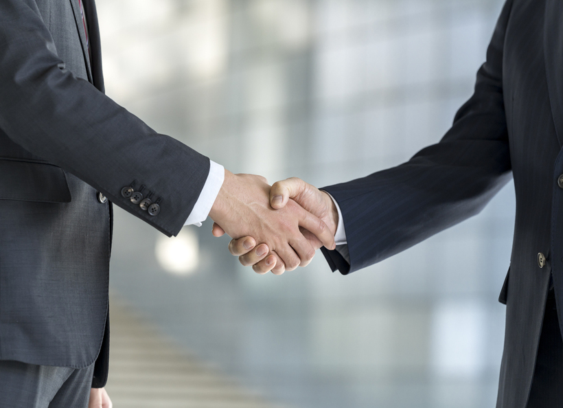 握手をしている画像