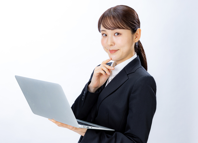 PCを持つ人の画像