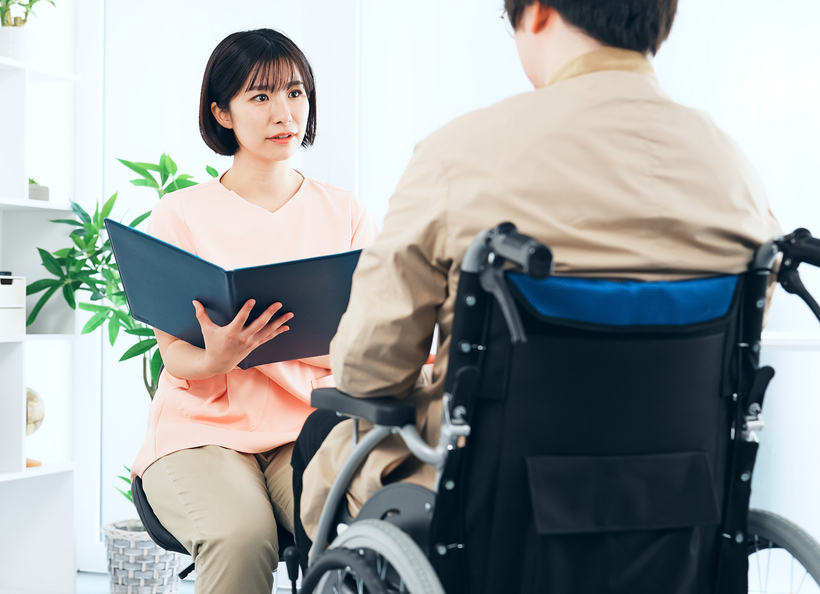 車椅子の方と面談をしている画像
