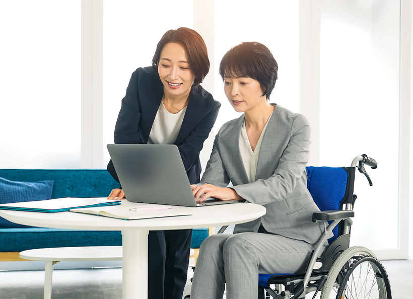車椅子に仕事を教えている画像