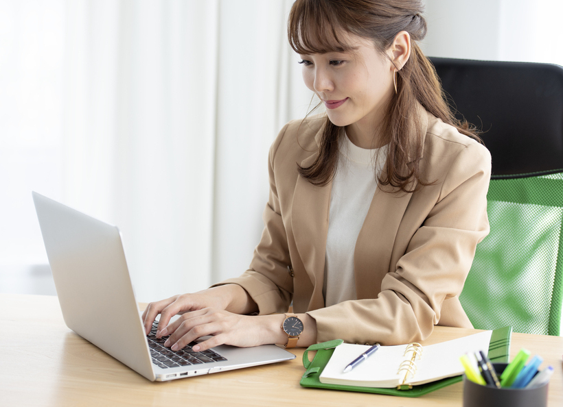 仕事をしている画像