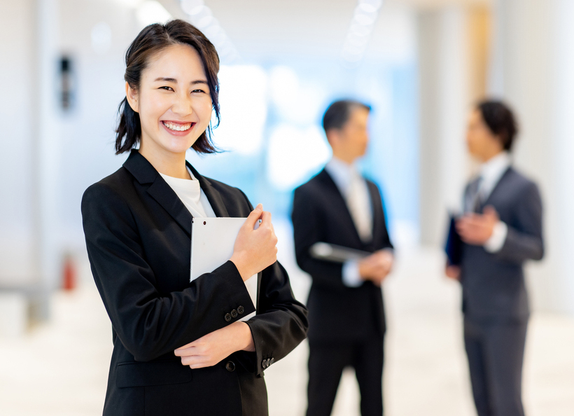 スーツ姿の女性の画像