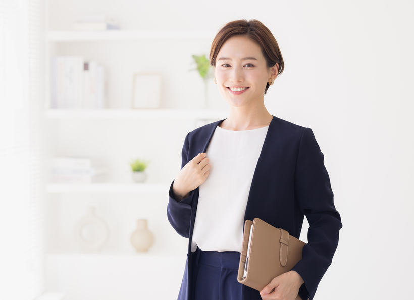 スーツ姿の女性の画像