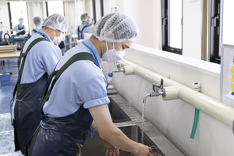 従業員が手を洗っている写真