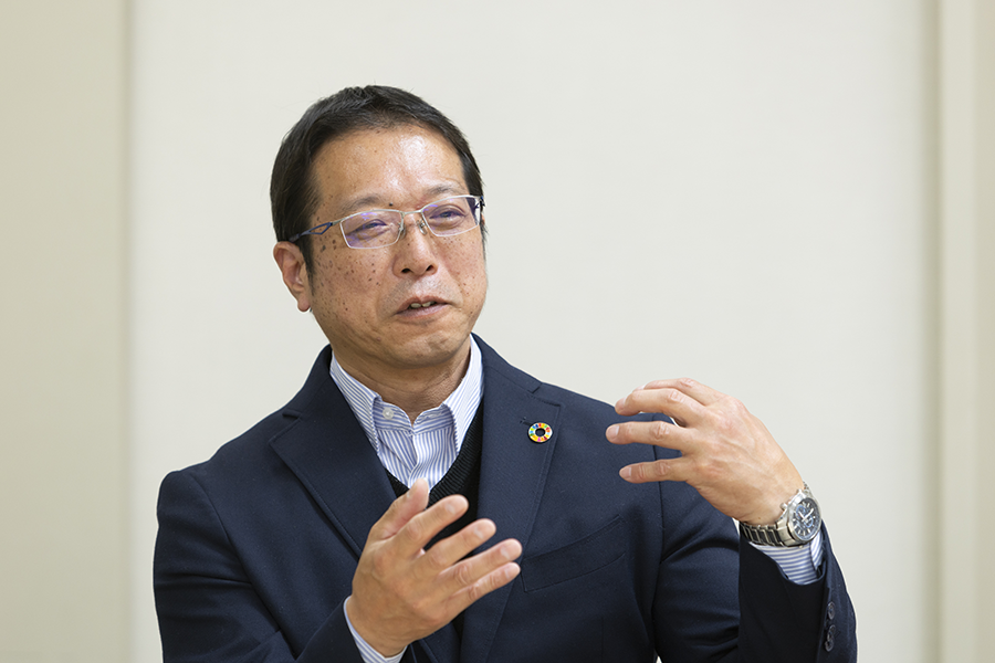 八尋氏がお話している写真