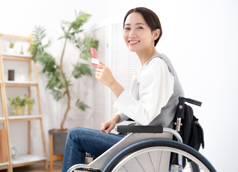車いすの女性の画像