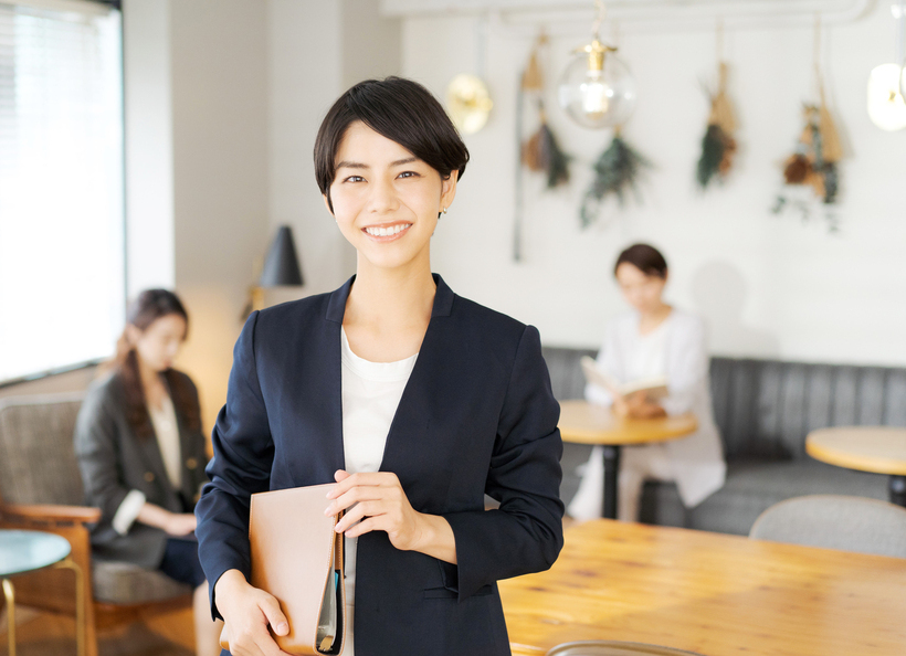 スーツ姿の女性の画像