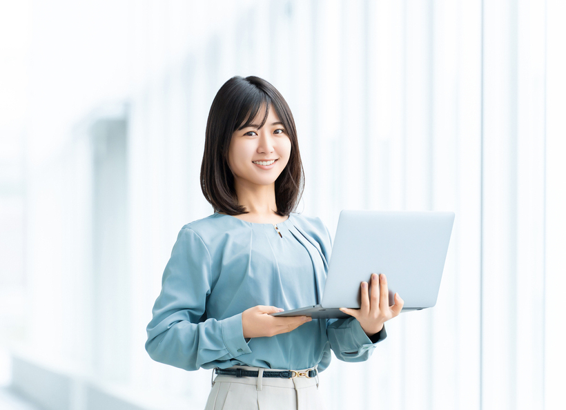 PCを持つ女性の画像