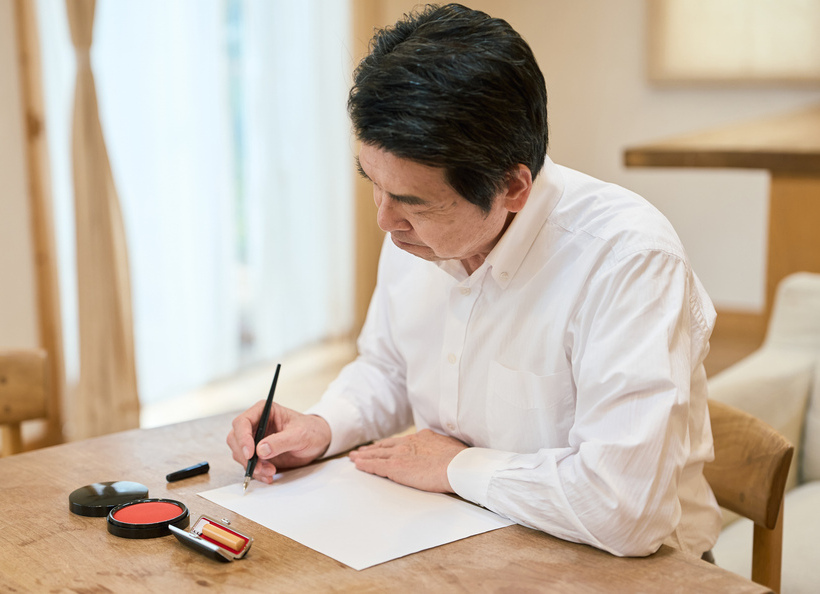遺言書を書いている画像