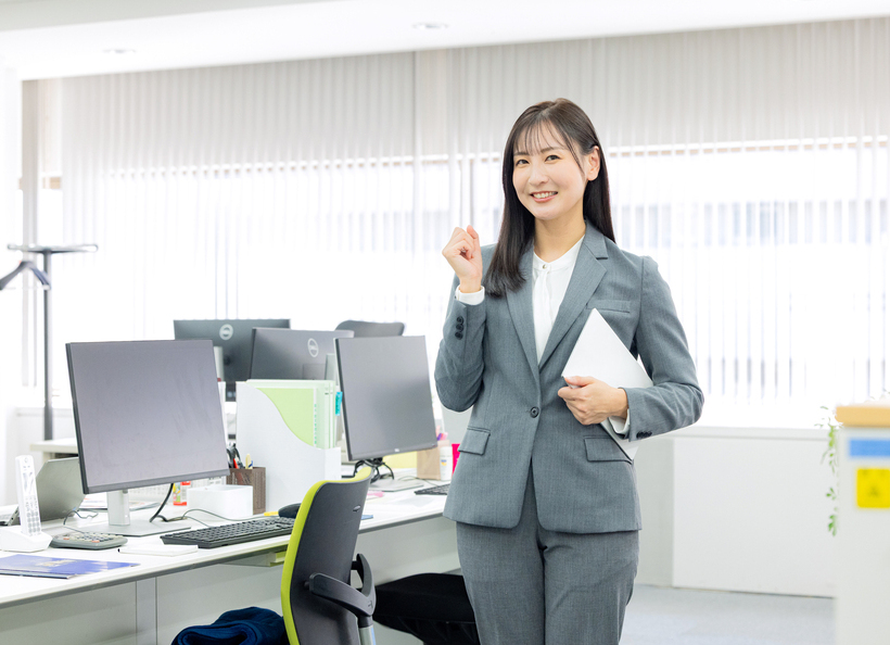 スーツの女性の画像