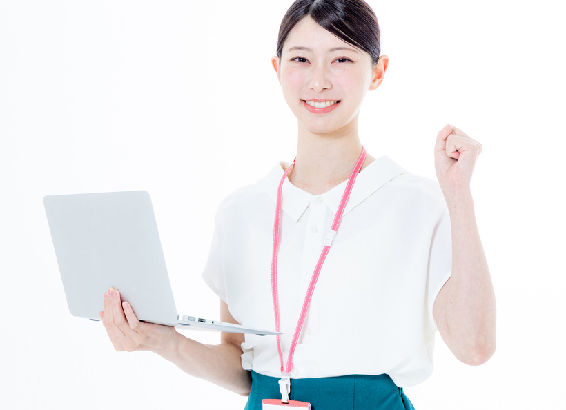 PCを持っている女性の画像