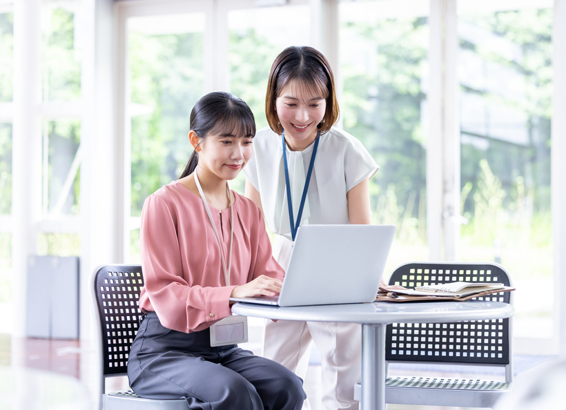 PC作業をする人と確認している人の画像