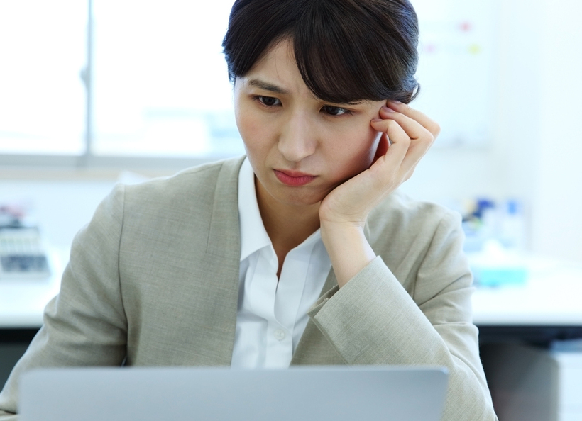 悩んでいる画像