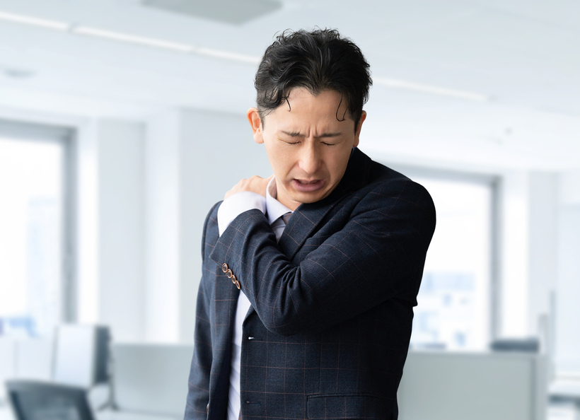 肩を押さえている画像