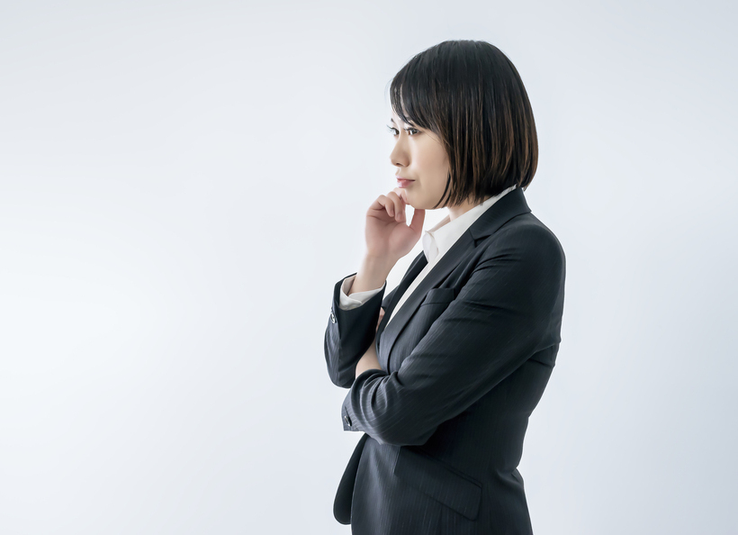 スーツ姿の女性の画像