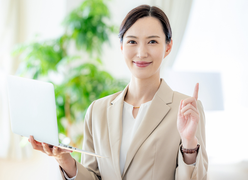 PCを持つ女性の画像