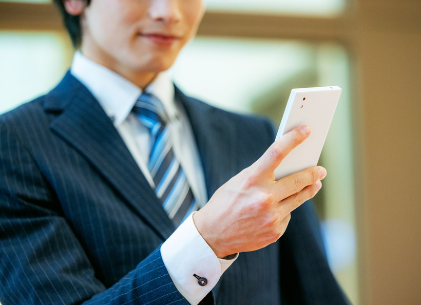 スマホを見ている画像