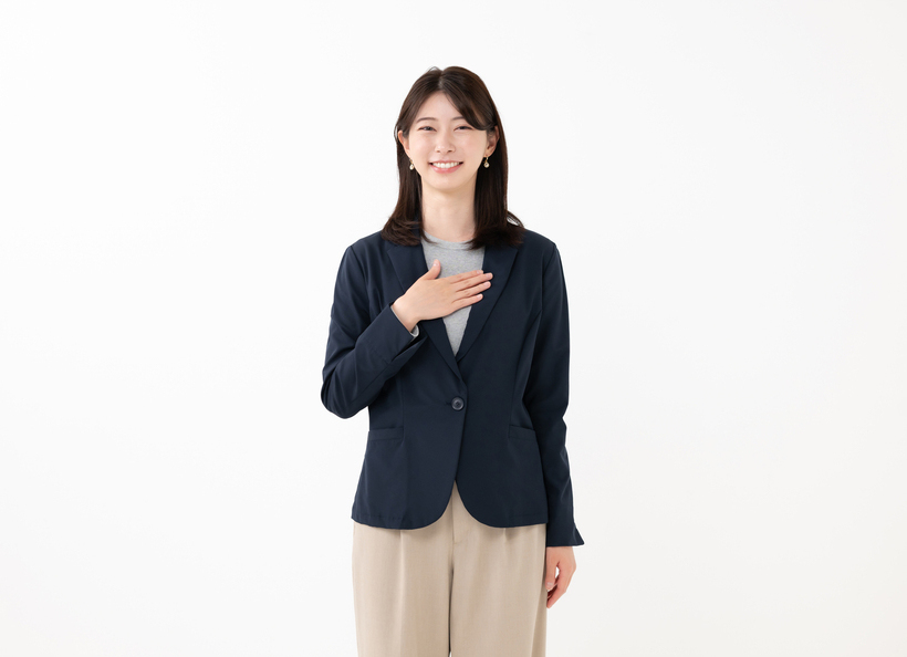 スーツ姿の女性の画像