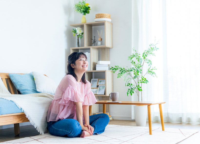 部屋にいる女性の画像