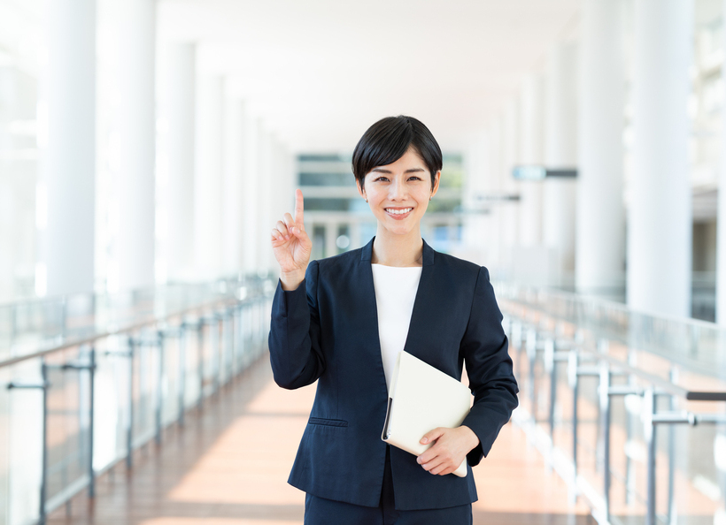 スーツ姿の女性の画像