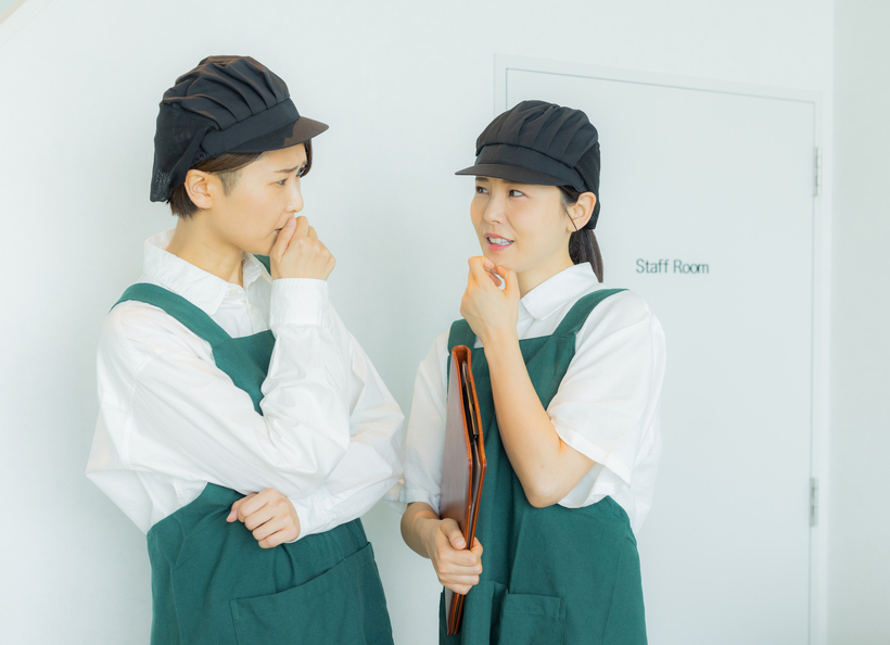 噂話をしている画像
