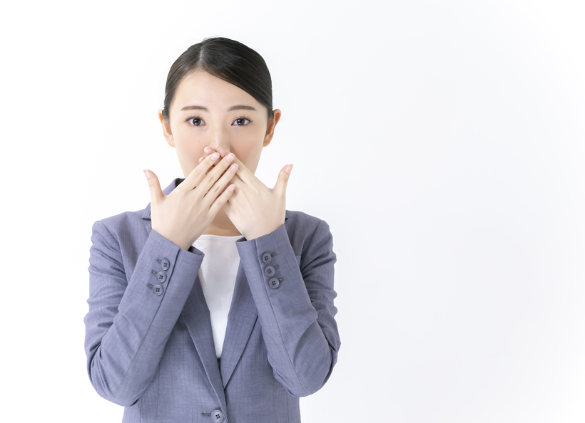 手を口に当てている画像